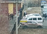 Антитеррористическая безопасность: посмотрите, как ученики перелезают через забор, чтобы уйти из школы