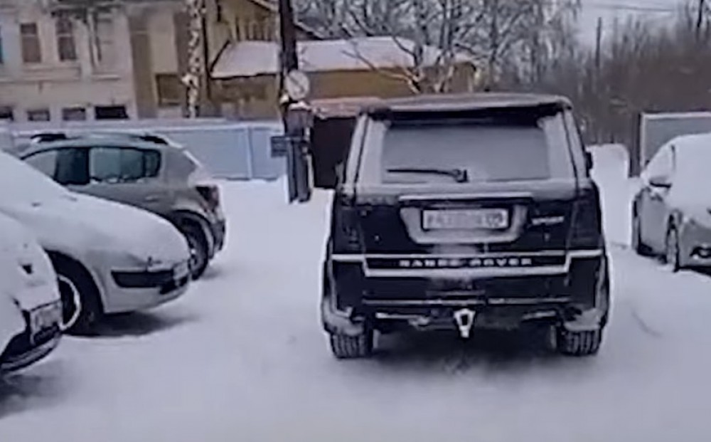 В Нижнем Тагиле водитель Range Rover обматерил женщину и сломал дворник: видео