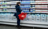 Производители молока стали указывать на пакетах массу вместо объема. В чём подвох