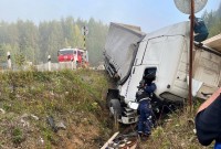 Под Нижним Тагилом водитель фуры заехал на закрытую трассу и улетел в кювет