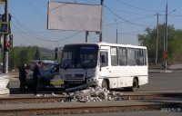 В Нижнем Тагиле рейсовый автобус протаранил стоящие автомобили