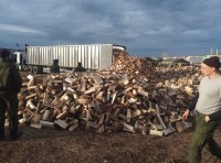 В Елань привезли дрова для мобилизованных. Их заготовили неравнодушные жители (фото)