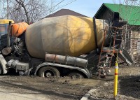 В Нижнем Тагиле бетоносмеситель провалился в землю (фото)