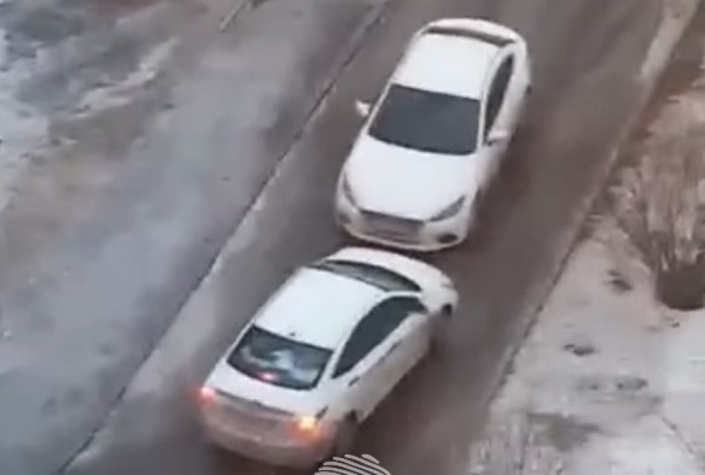 В Нижнем Тагиле упрямые автоледи заблокировали проезд: ни одна не хотела уступать (видео)