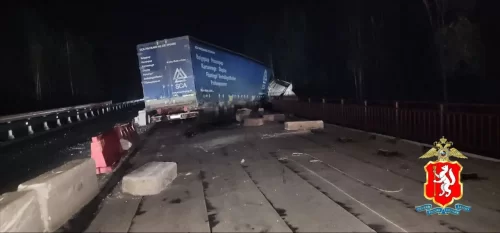 На Серовском тракте грузовик врезался в ограждение и перекрыл мост