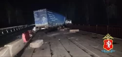 На Серовском тракте грузовик врезался в ограждение и перекрыл мост