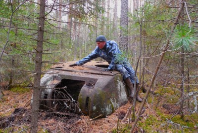 В тайге под Тагилом нашли загадочную башню танка: специалисты гадают, как она попала в глухой лес