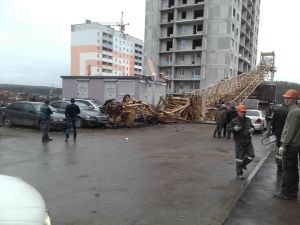В Нижнем Тагиле строительный кран треста «Магнитострой» рухнул на автостоянку (фото)