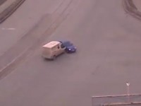 В Нижнем Тагиле фургон на большой скорости протаранил легковушку (видео)