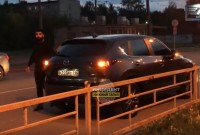 После нового видео тагильчане встали на защиту автохама, который устроил разборки со снимающими его езду по тротуару