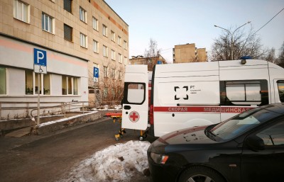 В Нижнем Тагиле во время чистки крыши снежная глыба упала на школьницу