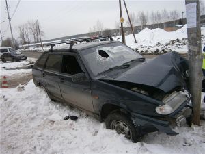 На Вагонке пьяный водитель «четырнадцатой» влетел в электроопору (фото)