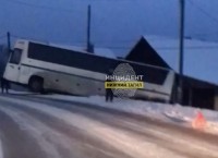 Под Нижним Тагилом экскурсионный автобус на резком повороте вылетел с дороги, едва не протаранив дома (видео)