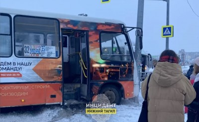 Автобусы не поделили дорогу в Нижнем Тагиле: один из них врезался в столб