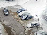 В Нижнем Тагиле в мороз прорвало трубу. Припаркованные автомобили вмерзли в лед (фото, видео)