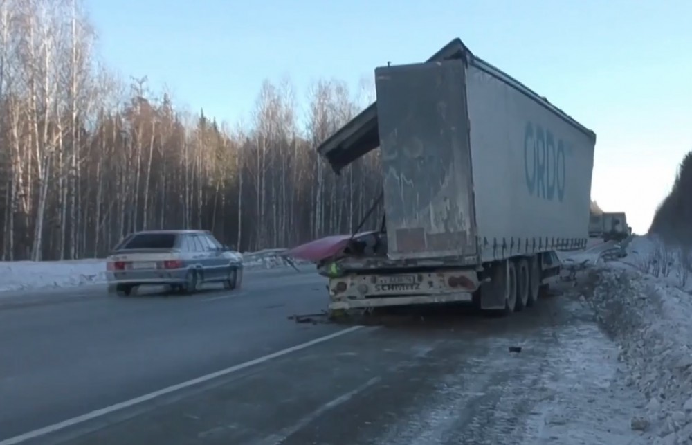 На Серовском тракте смертельная авария: грузовик влетел в припаркованный прицеп (видео)