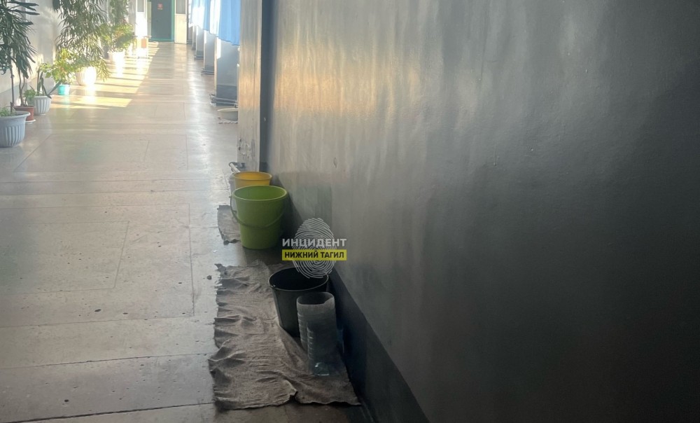 Крыша тагильской школы продолжает течь после многомиллионного ремонта