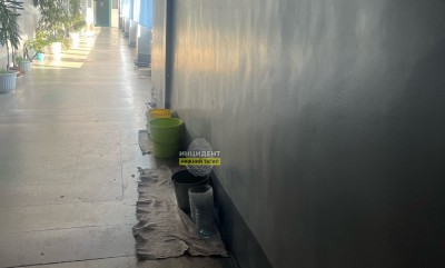 Крыша тагильской школы продолжает течь после многомиллионного ремонта