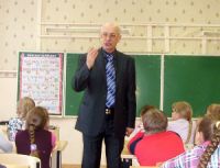 В свердловских школах аферист-гипнотизер читает лекции о вреде гаджетов и о распятых младенцах в Славянске