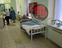 В больнице Нижнего Тагила пациенты лежат на кроватях в коридорах (фото)