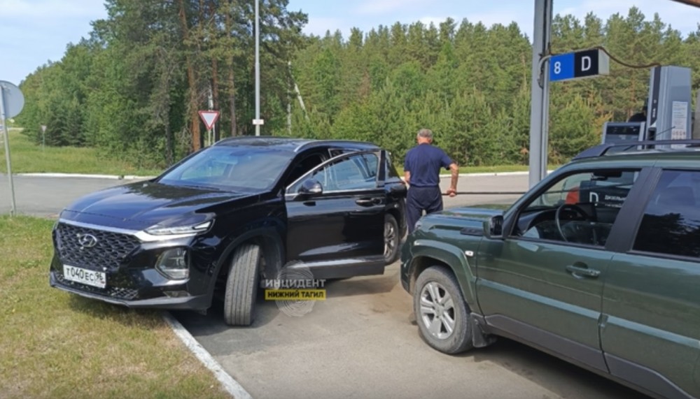Водитель внедорожника не захотел ждать очереди к АЗС. Посмотрите, что он сделал