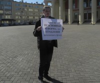 «Полицейские сказали, что со мной согласны, но это же не принесёт никакой пользы». Активист провел пикет против пенсионной реформы в центре Нижнего Тагила (фото)