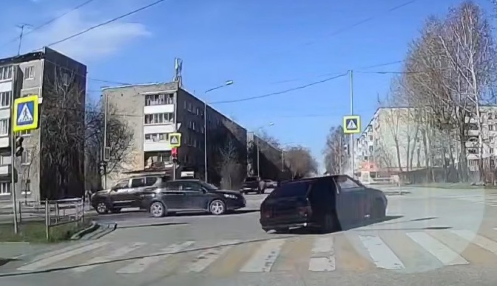 На красный, по встречке и боком: водитель Лады устроил опасный дрифт на перекрёстке в Тагиле (видео)