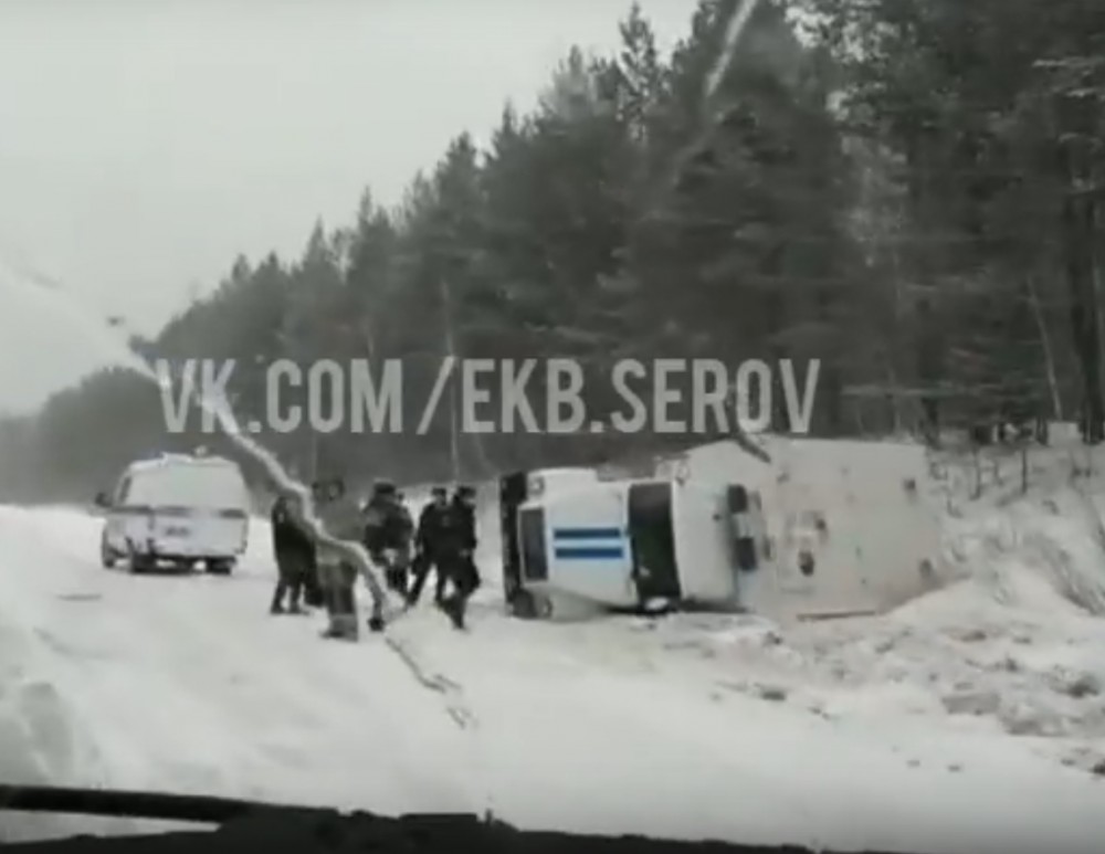 На Серовском тракте «ГАЗель» протаранила автозак с арестованными