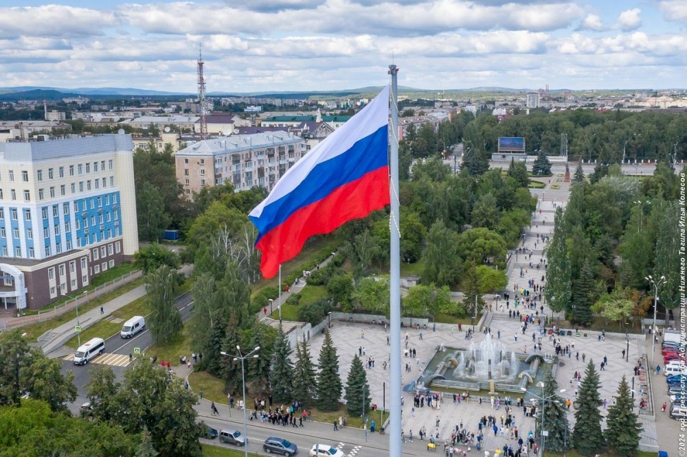 За поставку огромных флагов в Нижний Тагил развернулась ожесточенная борьба