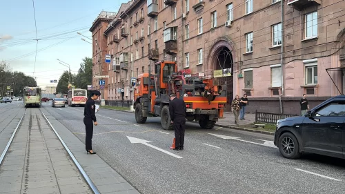 16-летний мопедист влетел во внезапно остановившуюся машину в центре Тагила