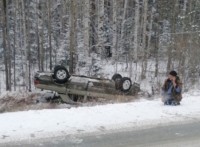 Из-за снегопада на Серовском тракте две машины оказались на крыше. Они были на летней резине