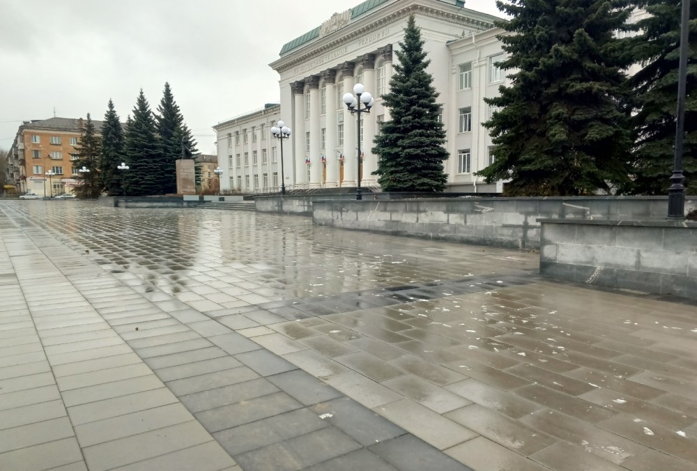 С новой площади в Нижнем Тагиле пропали все скамейки и урны: их привозили на открытие