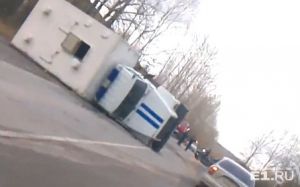 В Кировграде легковушка протаранила автозак с арестантами который двигался в тагильскую колонию (фото)