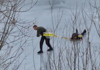 В Нижнем Тагиле школьник провалился под лёд. Спас его проезжавший мимо мужчина (фото)