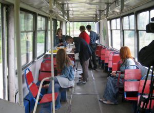 Всю неделю по Нижнему Тагилу будет ездить трамвай-мастерская с художниками (фото)