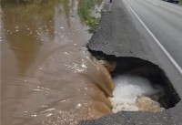 Серовский тракт под Тагилом уходит под воду: одна машина перевернулась, ГАИ вводит ограничения