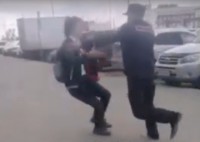Охранника магазина «Перекрёсток» в Нижнем Тагиле, который бегал за школьником и хватал его за руки, уволили (видео)