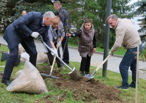 Руководство Нижнего Тагила и депутаты взялись за лопаты