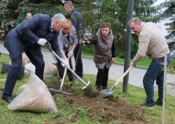 Руководство Нижнего Тагила и депутаты взялись за лопаты