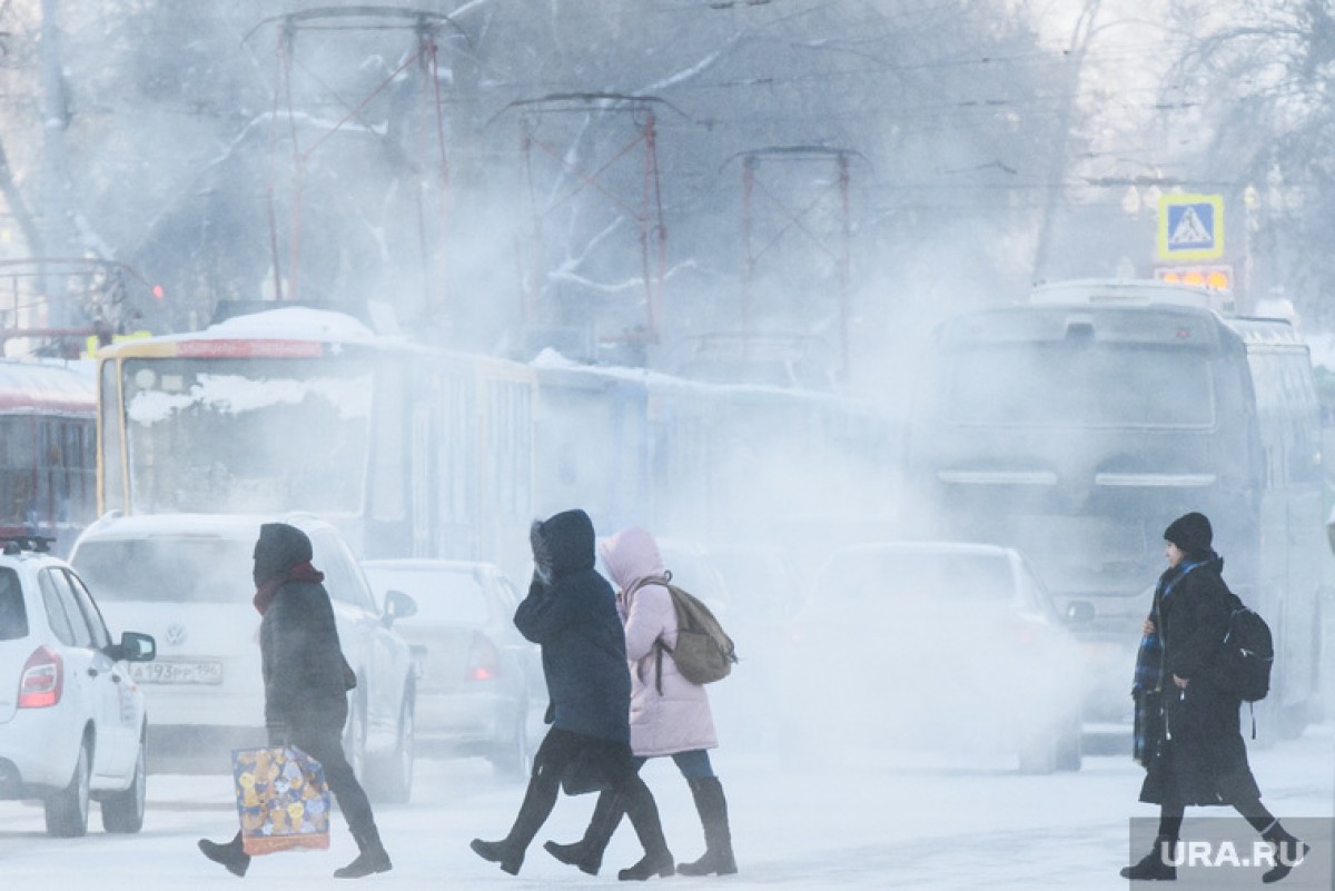 Сегодня на улице сильный мороз. Аномальные Морозы в Сибири. Аномальный холод. Человек зимой в Екатеринбурге. Аномальные холода в России.