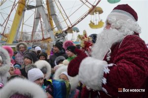 Около двухсот тагильчан отметили день рождения Деда Мороза (фото)