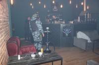 Тагильская полиция ищет несовершеннолетних в барах и кальянных (фото)