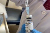 Власти призывают ставить прививку от ковида каждые полгода