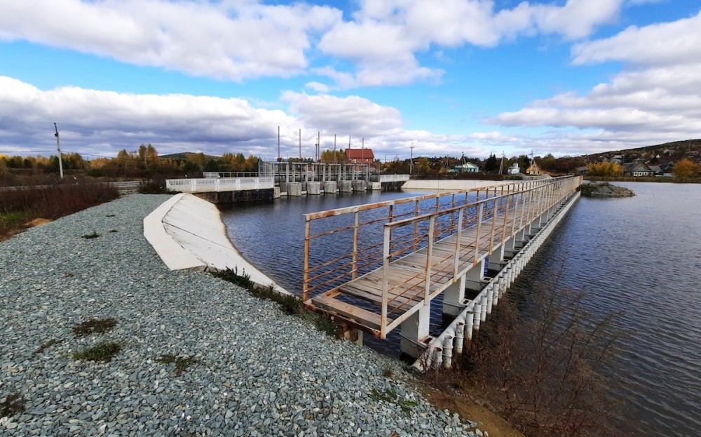 Вандалы разрушают новую плотину под Нижним Тагилом