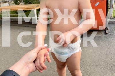 Голый малыш сбежал из квартиры и гулял по улице: реакция его матери и бабушки шокировала очевидцев