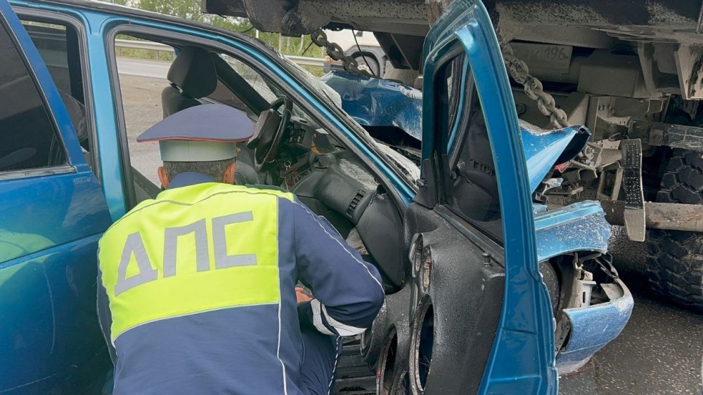 На Серовском тракте легковушка залетела под грузовик