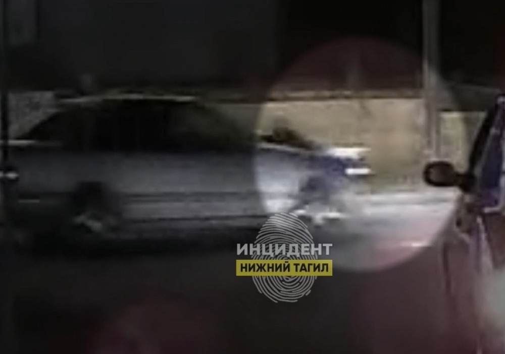Женщина попыталась покататься на капоте Mercedes по центру Нижнего Тагила (видео)