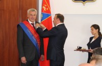 Пинаев приехал в Магадан и наградил губернатора Носова знаком «Почётный гражданин города Нижний Тагил» (фото)