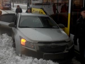 В Нижнем Тагиле трамвай зарыл машину автоледи в сугроб, когда она пыталась проскочить (фото)