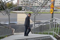 Ремонт с ноу-хау: улицу в Тагиле оборудовали крытыми спусками для защиты от снега